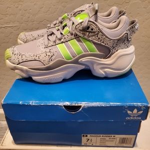 Adidas Women's Magmur Runner (grey/green)